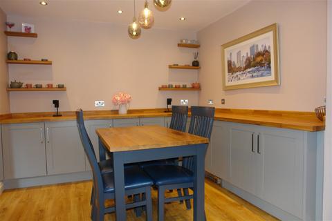 23 Arncliffe Rise, Oldham, OL4 2LZ