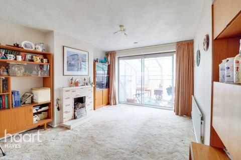 18 Marian Close, Hayes, UB4 9DA
