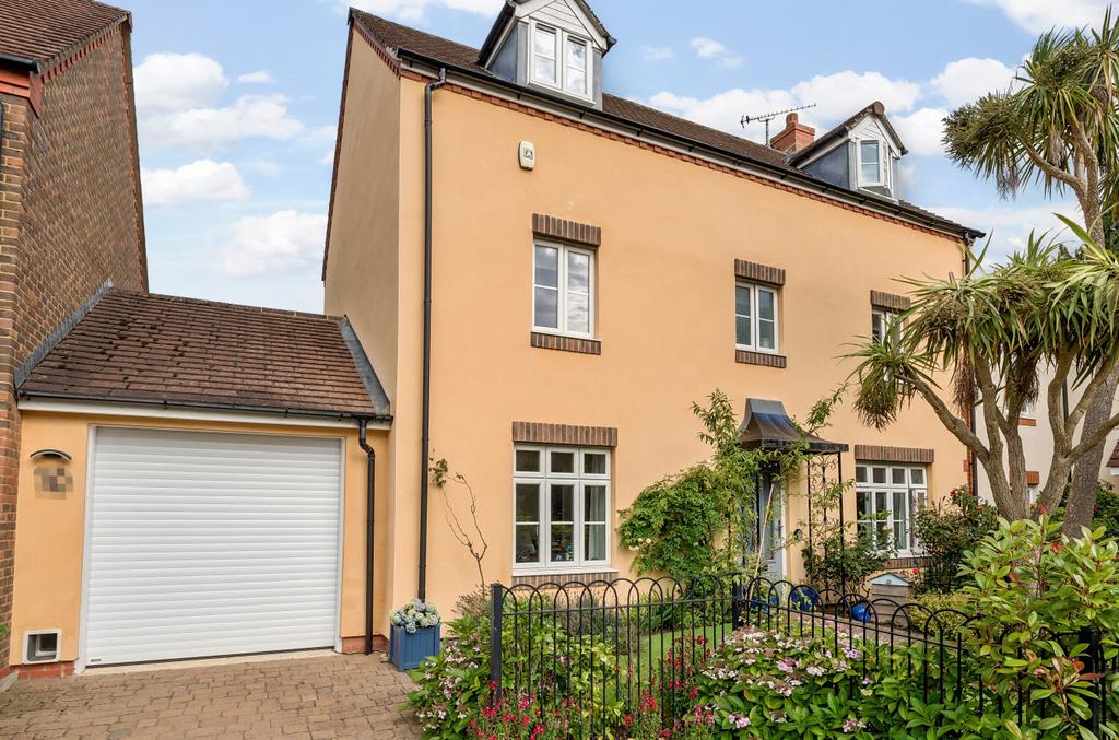 Barentin Way, Petersfield, Hampshire, GU31 4 bed townhouse for sale £