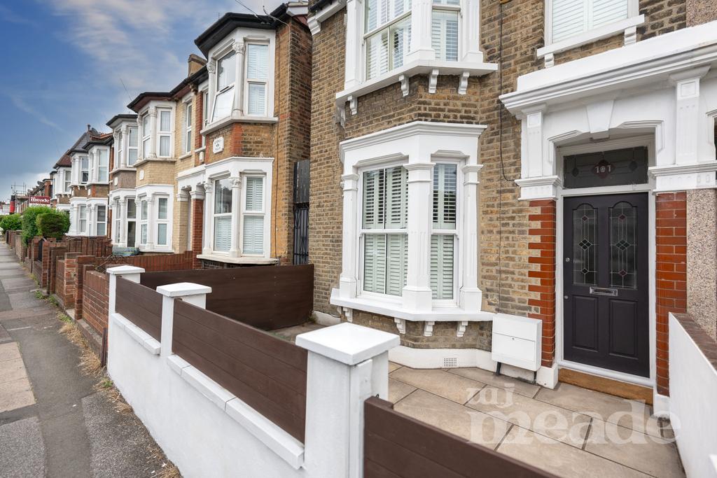 Winchester Road, Highams Park, E4 3 bed end of terrace house for sale