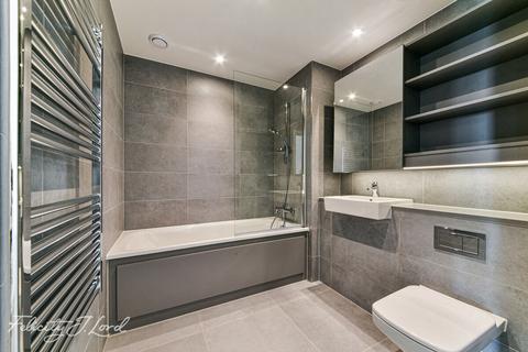 3 bedroom apartment for sale, Three Waters, Bow Creek, Gillender Street, London, E3