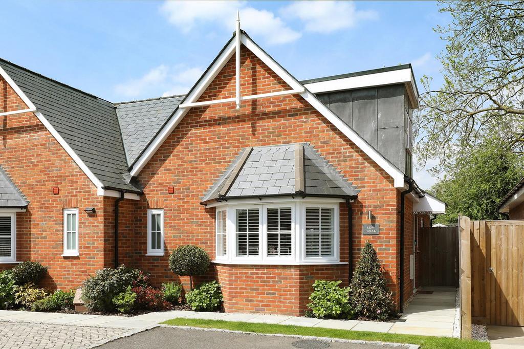 Kew House, 1b Burnham Close, Bourne End 3 bed semidetached house for