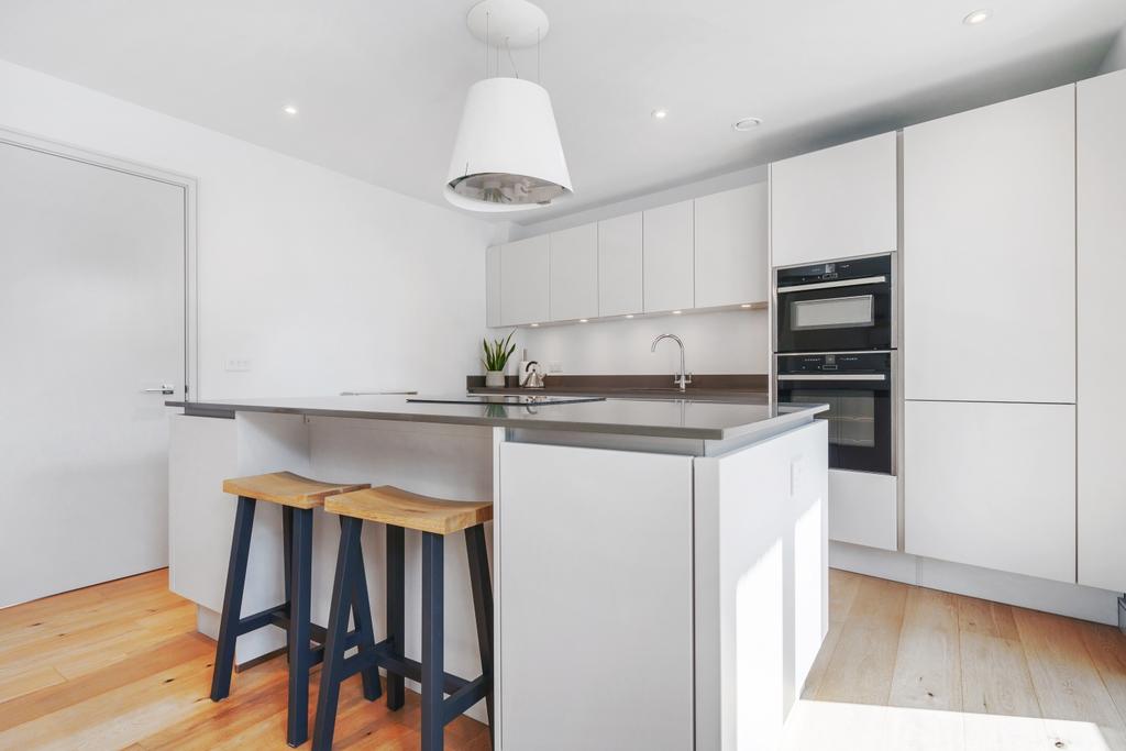 Kitchen and Breakfast Bar