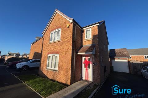 3 bedroom detached house to rent, Longstone Avenue, Longford. GL2