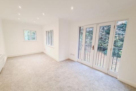 2 bedroom flat for sale, Guildford Road, Leatherhead KT22