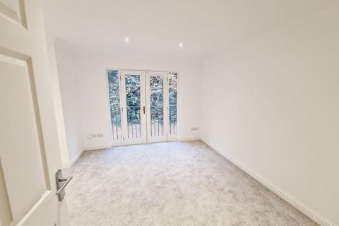 2 bedroom flat for sale, Guildford Road, Leatherhead KT22