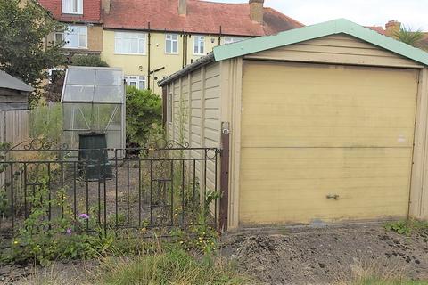 105 Stoneleigh Avenue, Worcester Park, KT4 8XZ