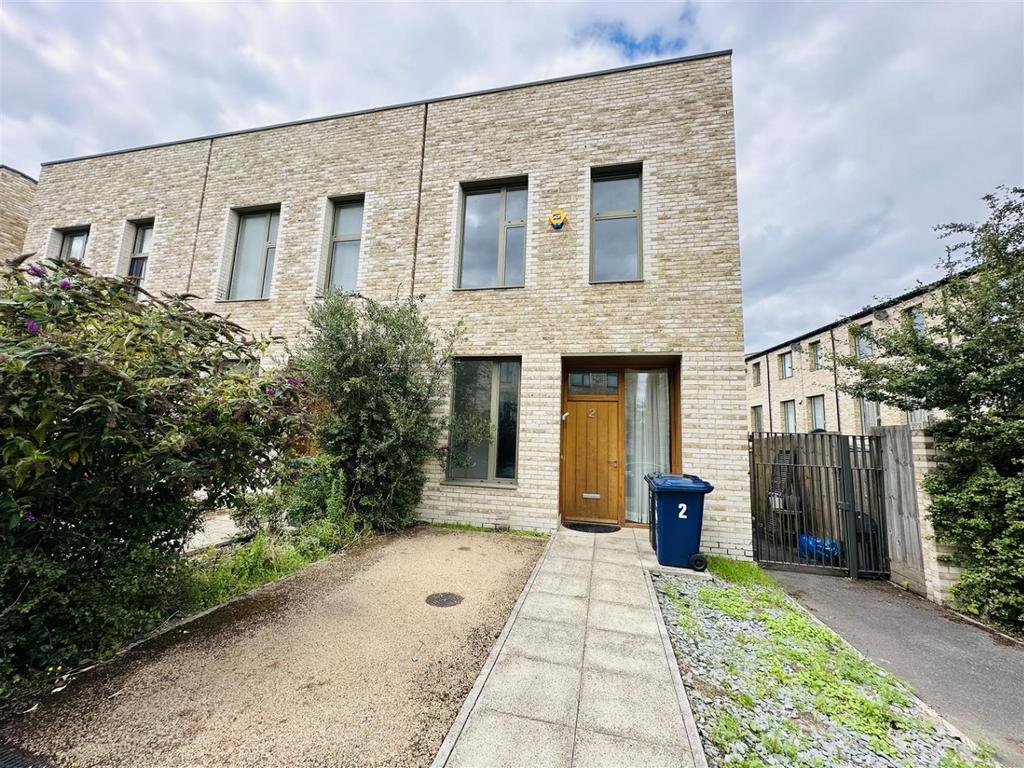 Camborne Road, Edgware HA8 3 bed end of terrace house £2,750 pcm (£