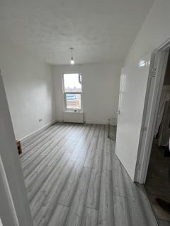 Studio to rent - High Road, Ilford IG1