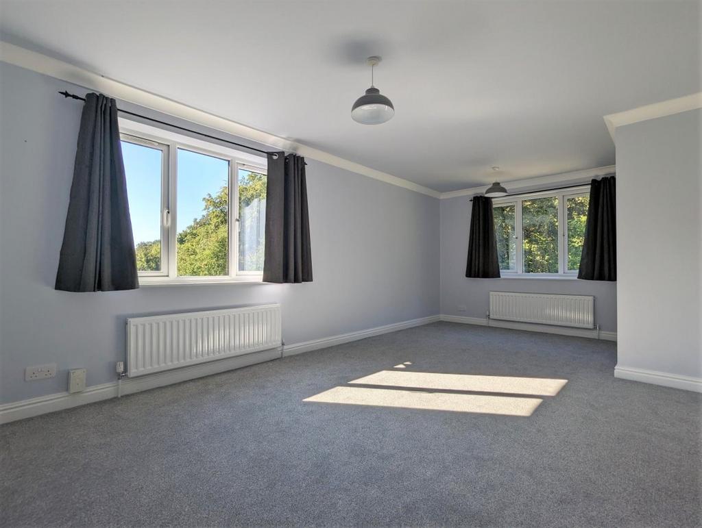 Mill Street, Redhill 1 bed apartment £1,100 pcm (£254 pw)