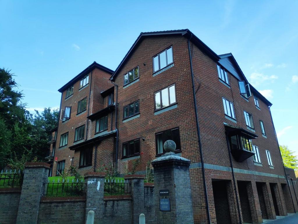 Mill Street, Redhill 1 bed apartment £1,100 pcm (£254 pw)