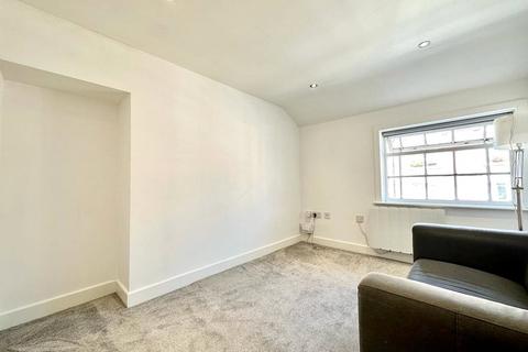 2 bedroom flat to rent, Railway Street, Beverley, East Riding of Yorkshire, UK, HU17