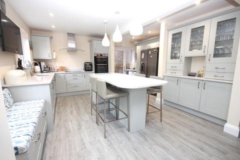 4 bedroom detached house for sale - Roman Road, Broadstone, Dorset, BH18