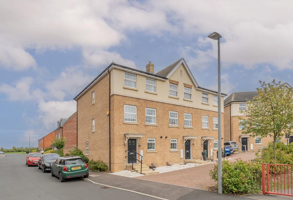 Missenden Street, Newton Leys, Milton Keynes MK3 3 bed end of terrace