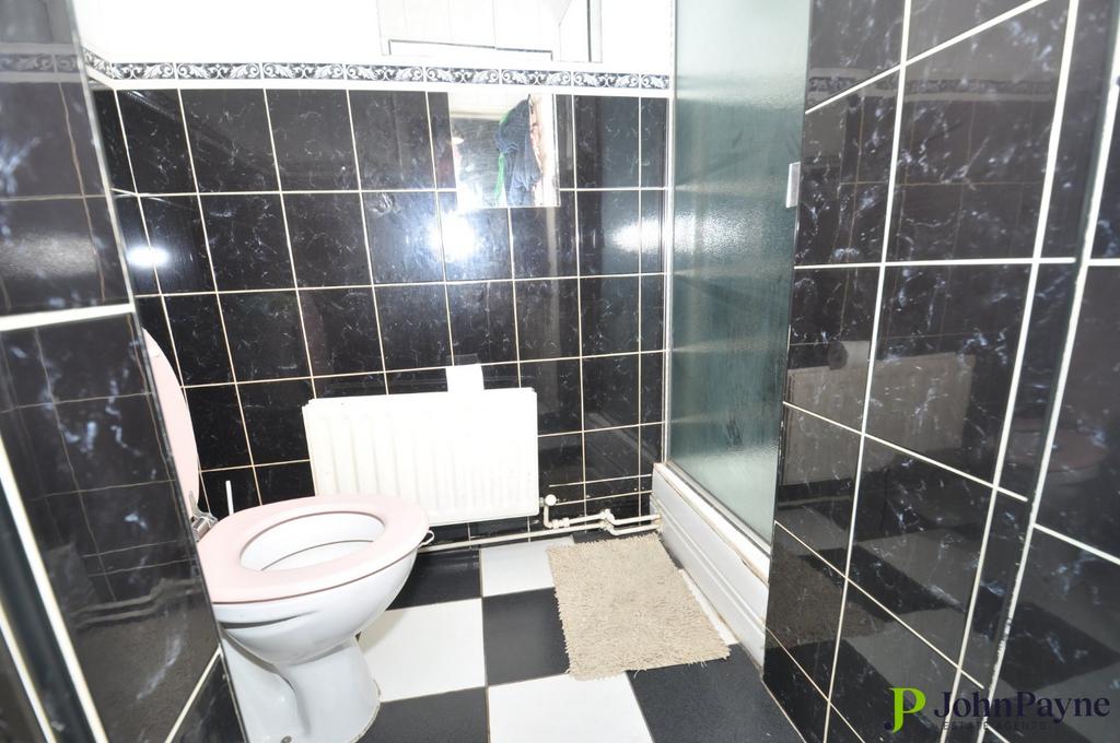 Flat 1 Bathroom