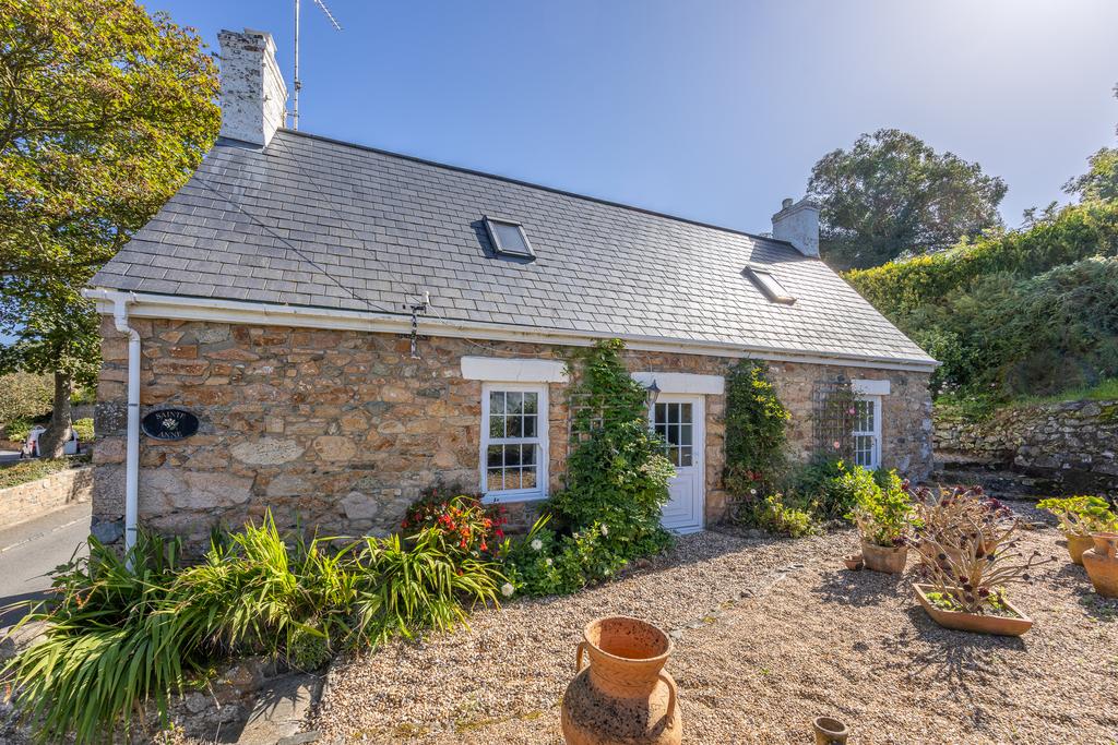La Rue De La Porte, Castel, Guernsey 2 bed detached house for sale £