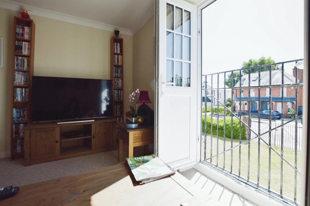 Kingsway, Woking, Surrey, GU21 2 bed apartment £1,400 pcm (£323 pw)