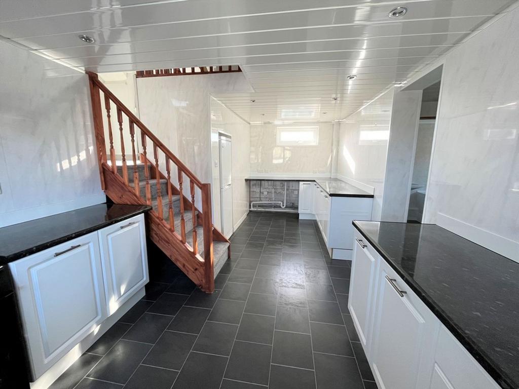 Kitchen (b)