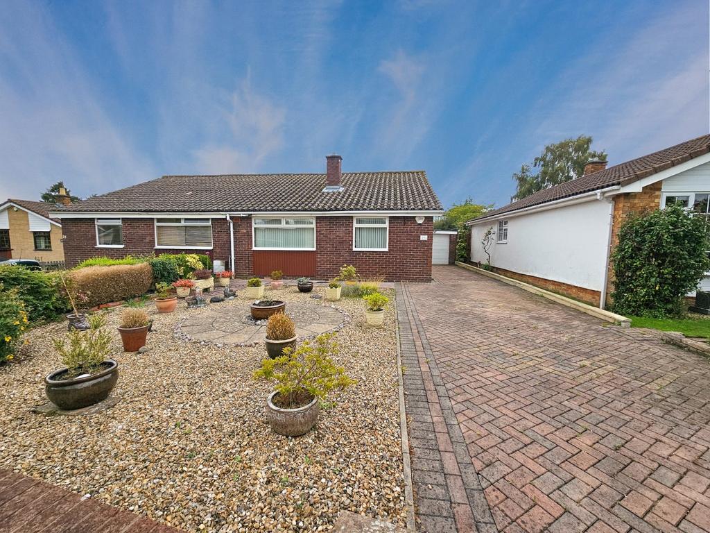 Gordano Gardens, EastoninGordano, Bristol, Somerset, BS20 2 bed bungalow for sale £375,000