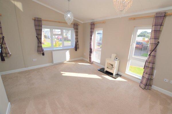 Open plan lounge &amp; dining room