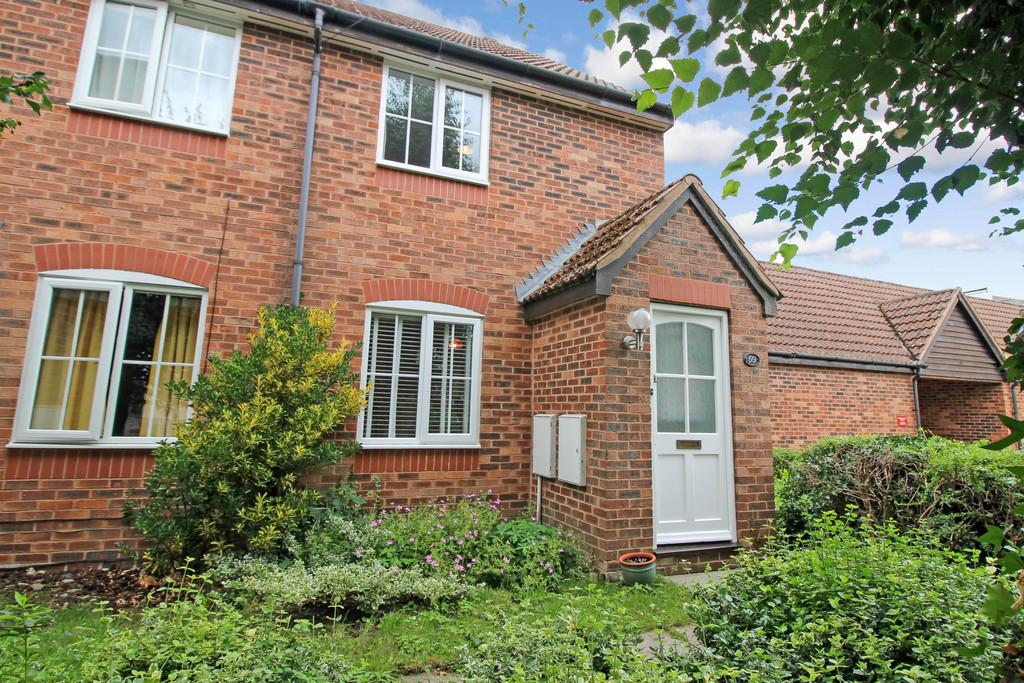 Dewell Mews, Swindon SN3 2 bed semidetached house £1,100 pcm (£254 pw)