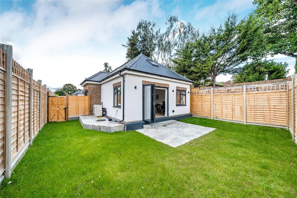 Bruce Avenue, Shepperton, TW17 3 bed detached house for sale £595,000