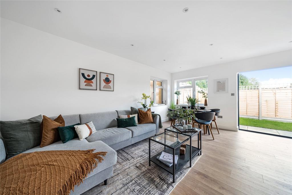 Bruce Avenue, Shepperton, TW17 3 bed detached house for sale £595,000