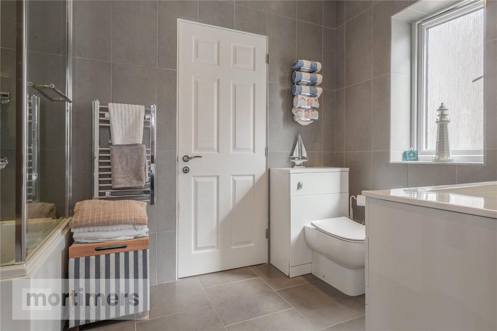 J&amp;j En Suite Bath
