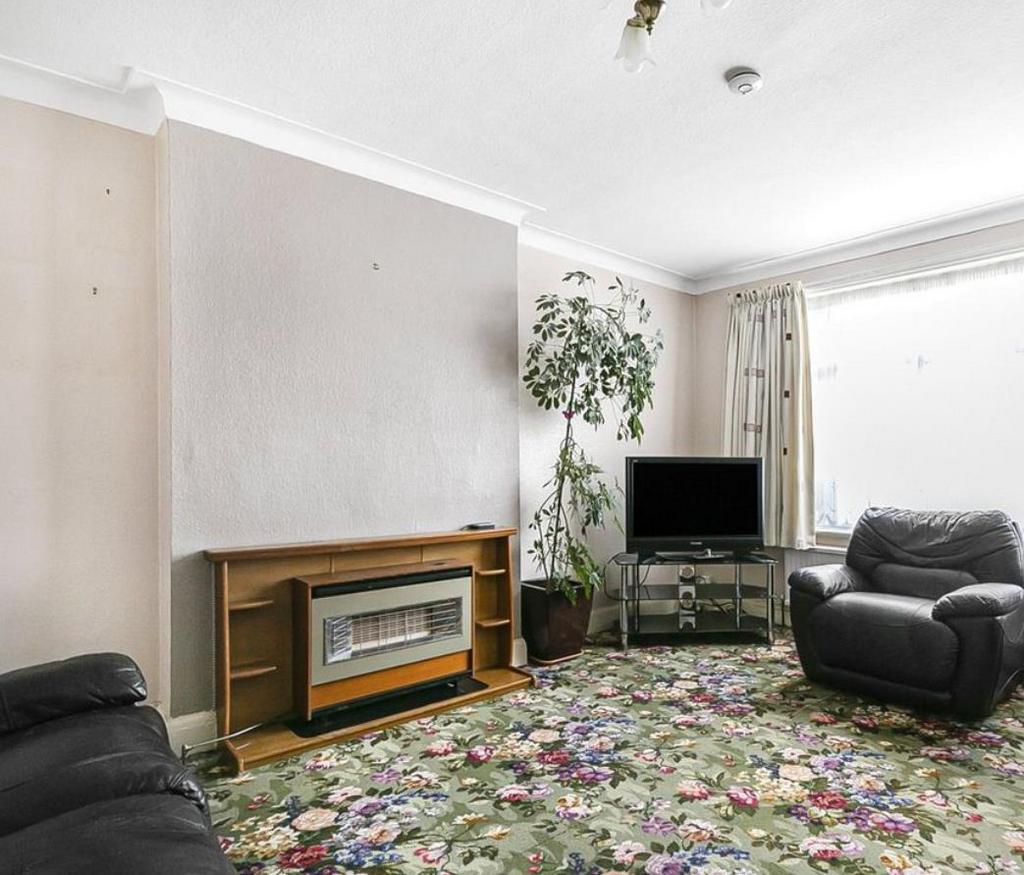 Hale Drive, Mill Hill, NW7 3 bed house for sale £700,000