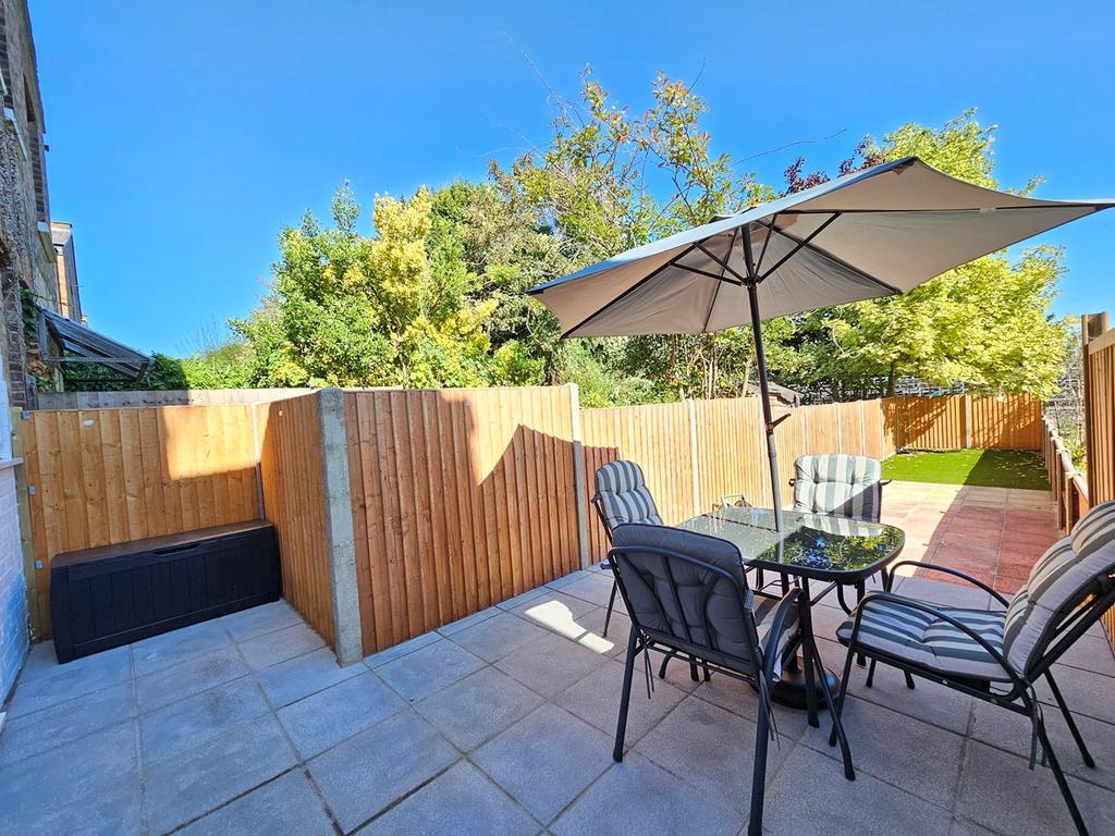 Manor Park Road, London, N2 2 bed ground floor £2,100 pcm
