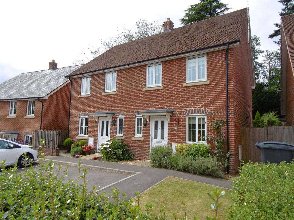 Meadowlands Drive, Haslemere 2 bed semidetached house for sale £400,000