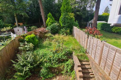 22 Meadowlands Drive, Haslemere, GU27 2FD