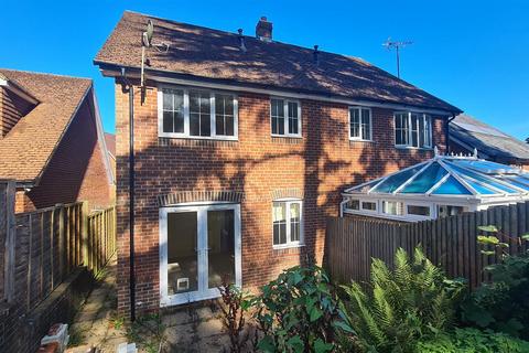 22 Meadowlands Drive, Haslemere, GU27 2FD