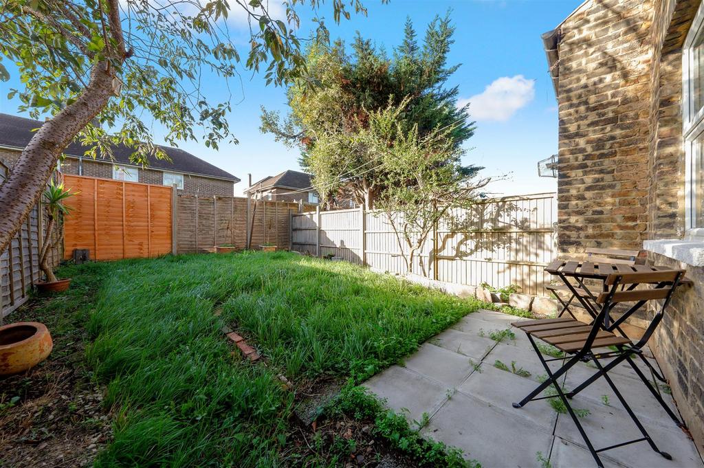 13 Ambleside Road, London NW10 2 bed flat £1,850 pcm (£427 pw)