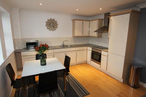 2 bedroom flat to rent, Turlow Court, Leeds