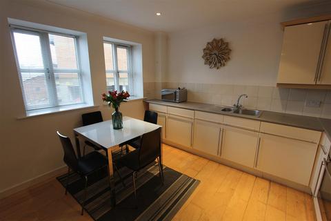 2 bedroom flat to rent, Turlow Court, Leeds