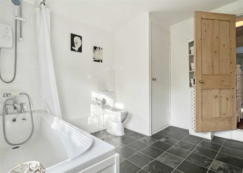 Bathroom b.jpg