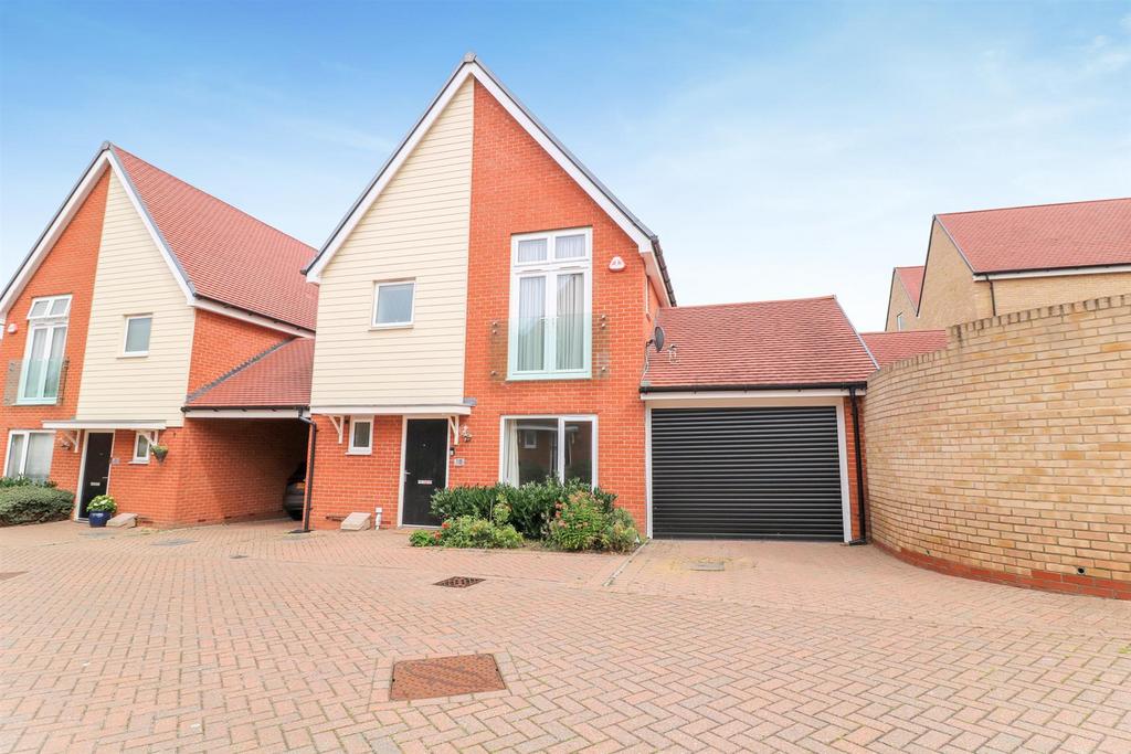Fairway Drive, Chelmsford 3 bed detached house £500,000