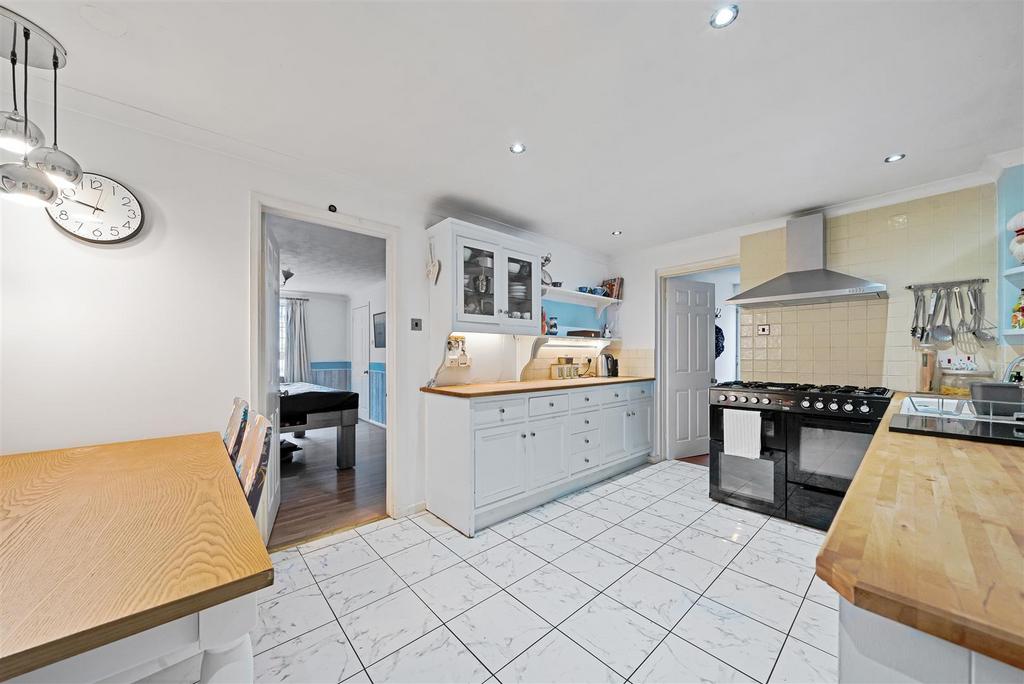 Orchard Road, Chippenham 4 bed detached house for sale £400,000