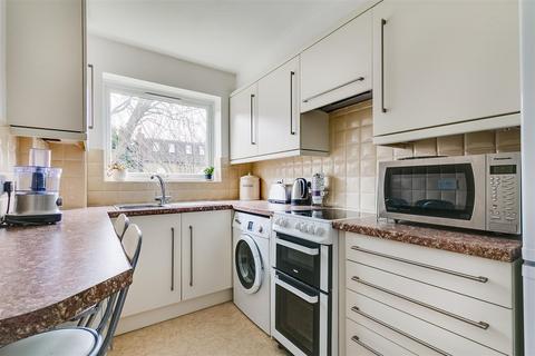 14 Ravensmede Way, London, W4 1TD