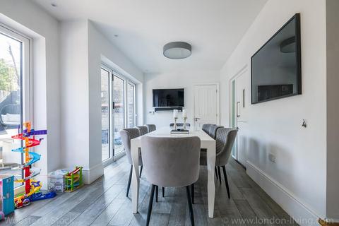 2, Abercorn Villas County Grove, London, SE5 9LE