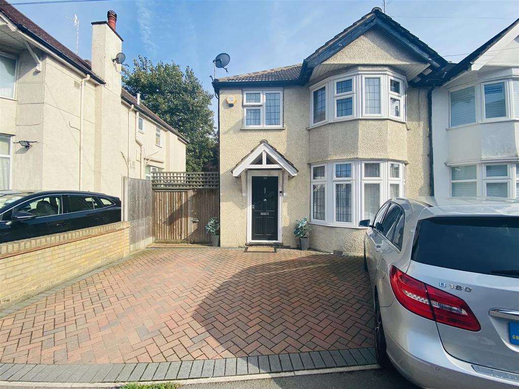 Aldenham Road, Bushey WD23 3 bed semidetached house for sale £599,950