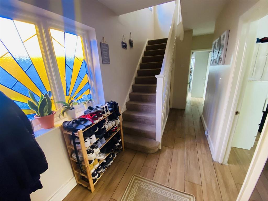 Aldenham Road, Bushey WD23 3 bed semidetached house for sale £579,950