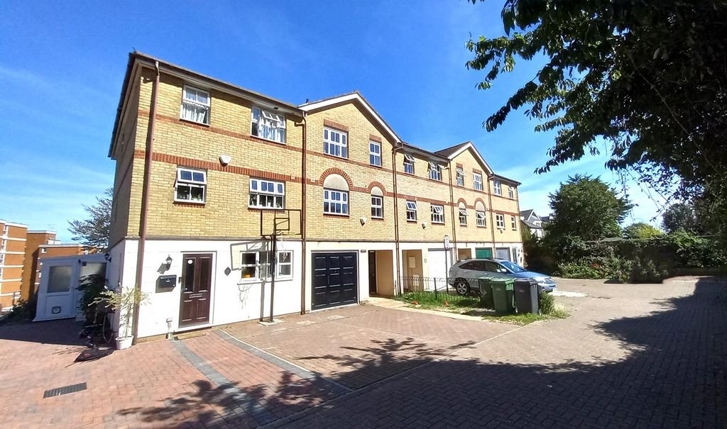 Redmayne Drive, Hastings, TN34 4 bed townhouse £1,600 pcm (£369 pw)