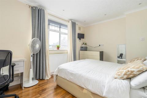 19 Oakview Road, London, SE6 3QF