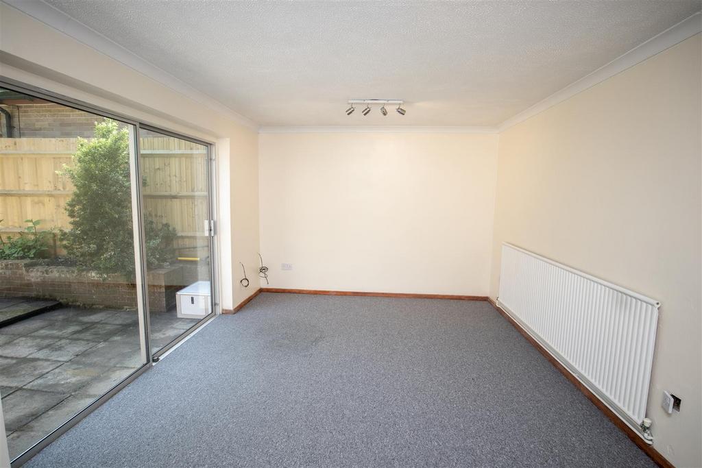 Brackendale, Hastings 3 bed end of terrace house £1,300 pcm (£300 pw)