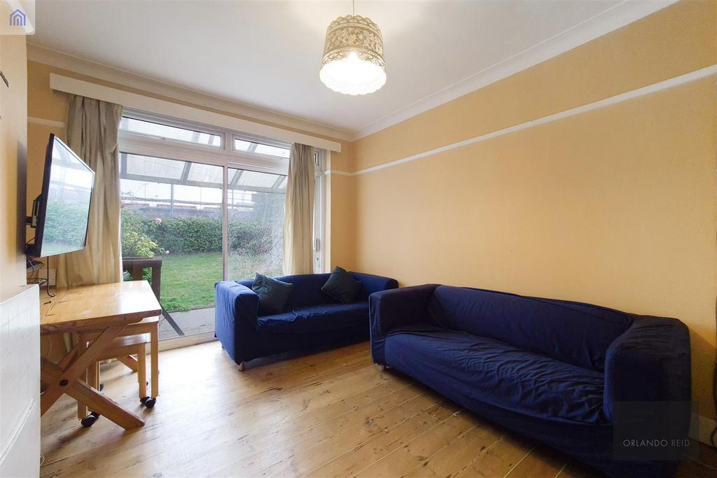 Brook Avenue, Edgware 3 bed semidetached house £2,300 pcm (£531 pw)