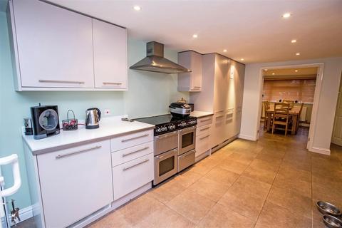 4 bedroom end of terrace house for sale - Farncombe