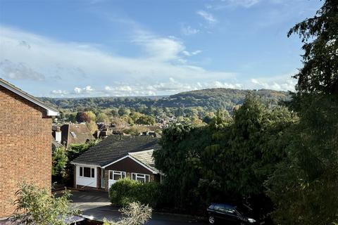 20 Hall Close, Godalming, GU7 3PW