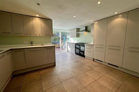 20 Hall Close, Godalming, GU7 3PW